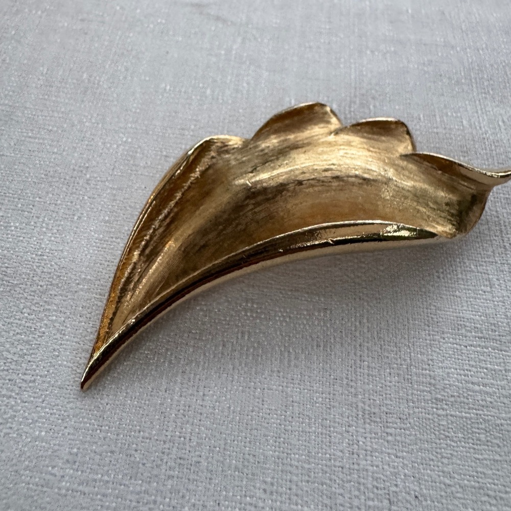 Vintage Brooch Pin Gold Tone Abstract Leaf Wing Textured Retro 80s 90s Aesthetic